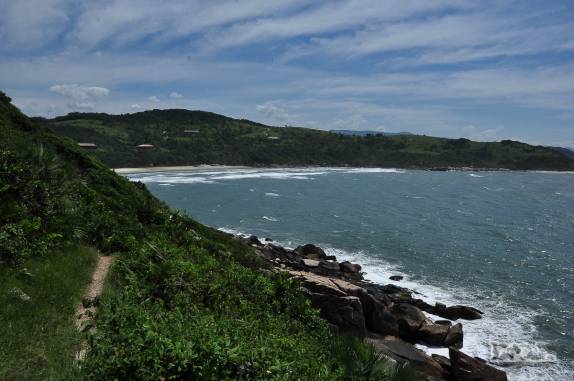 Chegando à deserta Praia Vermelha, em Garopaba, litoral sul de Santa Catarina